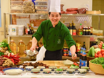 Chuyên gia ẩm thực Doãn Văn Tuấn – một trong những người Việt hiếm hoi được đưa lên vị trí của khu nghỉ dưỡng 5 sao