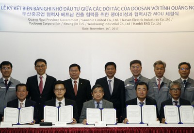 Ông Nguyễn Minh Tài (, hàng ngồi, giữa) Trưởng BQL KKT Dụng Quất và các KCN Quảng Ngãi cùng 6 nhà đầu tư được cấp giấy phép đầu tư vào KKT Dung Quất (Quảng Ngãi).