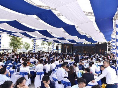 Rất đông khách hàng háo hức thăm quan nhà mẫu Sunshine City