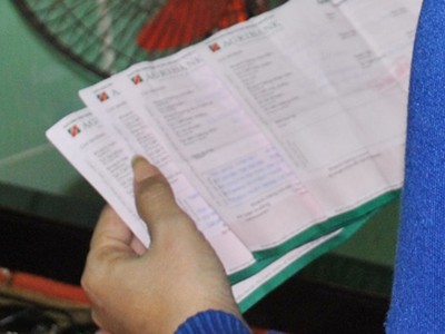 Các phiếu chuyển tiền mà nạn nhân gửi cho người lạ. Ảnh: Phúc Hưng.