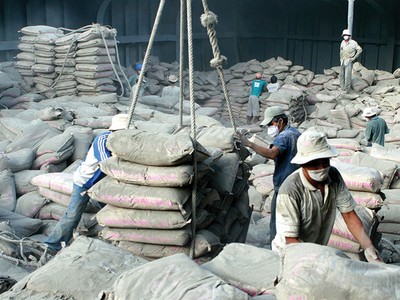 10 tháng qua, trong khi sản lượng tiêu thụ xi măng trong nước giảm 3% cùng kỳ, thì xuất khẩu đã tăng tới 20%