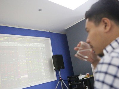 Sau giai đoạn kéo cổ phiếu trụ, dòng tiền cuối tháng 11 đã có xu hướng lan ra một số nhóm cổ phiếu vừa và nhỏ, cải thiện độ rộng thị trường