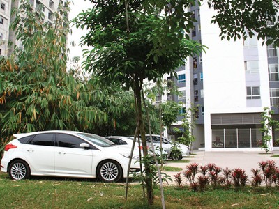 Sân chơi của cư dân bị chiếm dụng thành bãi gửi xe