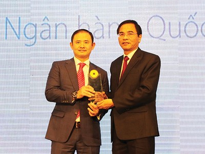 Ông Trần Nhất Minh (bên trái), Phó tổng giám đốc VIB nhận giải thưởng