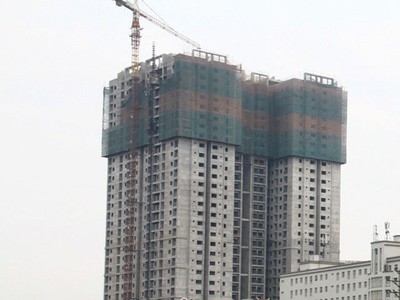 Bên cạnh Hồng Hà Eco City là một con mương hôi thối nồng nặc, nhưng vẫn quảng cáo là dự án xanh, sinh thái. Ảnh: Nguyễn Thành