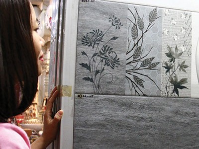 Với mẫu mã, chất lượng và giá cả phong phú, gạch ốp lát nội đang dần lấy lại sân nhà. Ảnh: Nguyễn Thành