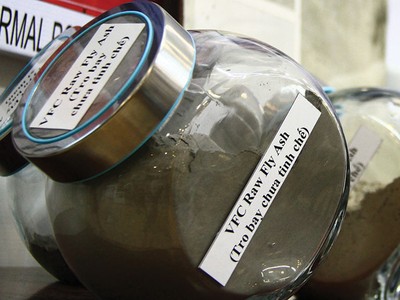 Tro bay là nguyên liệu chính sản xuất vật liệu xây dựng không nung. Ảnh: Nguyễn Thành