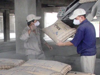 Tiêu thụ xi măng năm 2017 về đích nhờ đà tăng trưởng mạnh của xuất khẩu. Ảnh: Việt Dũng