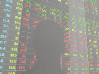 Hành vi thông đồng để thực hiện việc mua bán chứng khoán nhằm tạo ra cung cầu giả tạo sẽ bị xử phạt nặng