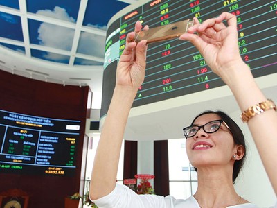 Hiện tại, thị trường chứng khoán Việt Nam có 728 cổ phiếu đang niêm yết