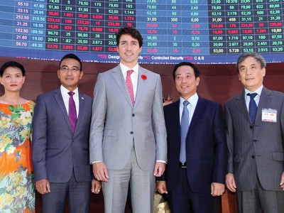 Thủ tướng Canada Justin Trudeau chụp hình với các lãnh đạo ngành khi đến thăm và đánh cồng tại HOSE tháng 11/2017