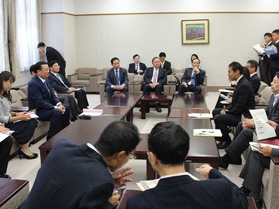 Bộ trưởng Bộ Tài chính Việt Nam làm việc với Thứ trưởng Bộ Tài chính Nhật Bản tháng 8/2017, tìm cơ hội hợp tác hiệu quả hơn giữa các thị trường