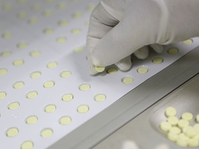 Việc đấu thầu tập trung tạo điều kiện giảm giá thuốc, do nhà thầu tiết kiệm được nhiều chi phí khi không phải tham gia nhiều gói thầu đơn lẻ ở các địa phương