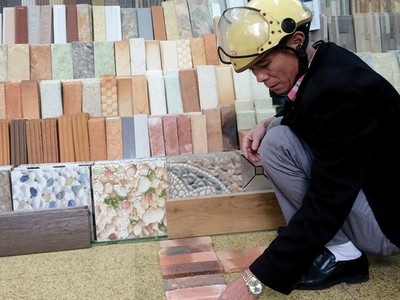 Nhiều người dân đang tìm mua gạch ốp để hoàn thiện nhà đón Tết