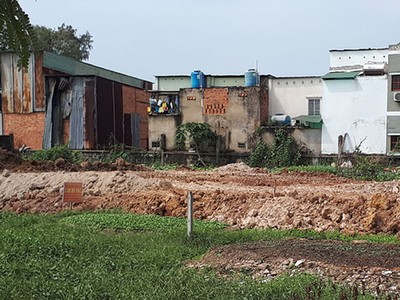 Một lô đất nông nghiệp đang được san lấp để phân lô bán nền tại Bình Chánh