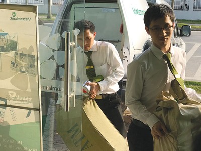 Nhân viên Vietcombank chuyển tiền vào máy ATM tại Khu công nghiệp Vân Trung, tỉnh Bắc Giang