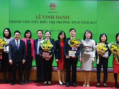Lễ vinh danh 9 thành viên tiêu biểu thị trường TPCP năm 2017