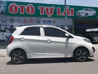 Giá thuê một chiếc xe ôtô tự lái trong mấy ngày Tết tăng gấp đôi ngày thường. Ảnh minh họa