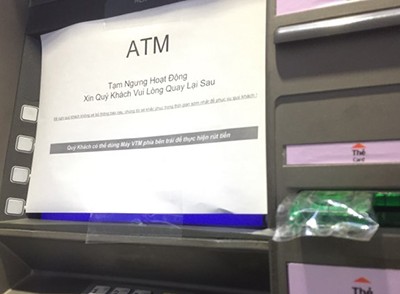 Máy ATM của nhiều ngân hàng liên tục báo tạm ngừng hoạt động do quá tải rút tiền ngày sát Tết. Ảnh: A.T
