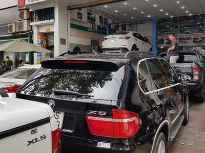 Xe hơi xếp hàng chờ "làm đẹp" tại một cửa hàng ở quận 5, TP HCM.