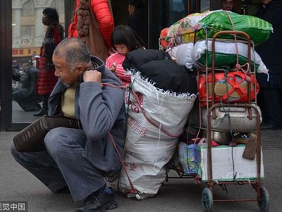 Ông Wang vác 200 kg đồ đạc, hoa quả quê lên thành phố đoàn tụ vợ con. Ảnh: Chinanews.