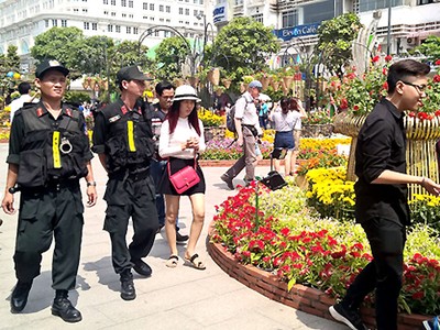 Gần 1.000 người giữ an ninh đường hoa Nguyễn Huệ