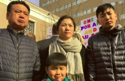 Vợ chồng anh Zhe Long Huang và các con trai nhận lệnh trục xuất khỏi đất nước này đúng dịp Tết cổ truyền nơi quê nhà của họ.