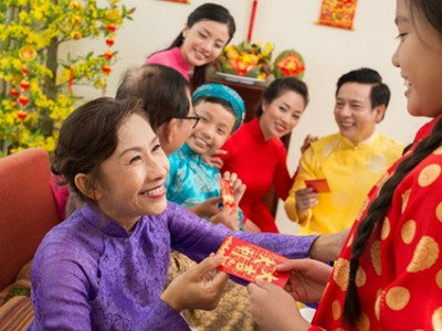 Nên bỏ phong tục lì xì cho trẻ con ngày Tết?