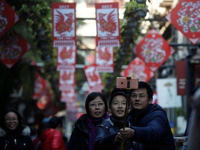 Một gia đình khách Trung Quốc chụp ảnh trước con đường trang trí cho dịp Tết Âm lịch. Ảnh: Reuters.