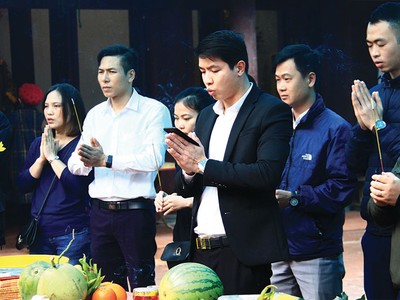 Với dân kinh doanh địa ốc, đi lễ vào dịp ngày rằm, mồng một là hoạt động quen thuộc.