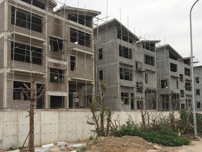 26 căn biệt thự diện tích sàn trên 500 m2 tại Dự án Khai Sơn Hill Long Biên được xây xong thô dù chưa có giấy phép. Ảnh: Nhất Nam