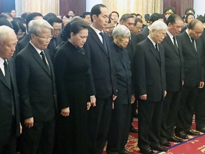 Lãnh đạo, nguyên lãnh đạo cấp cao của Đảng và Nhà nước viếng tang nguyên Thủ tướng Phan Văn Khải. Ảnh: Luân Nguyễn.