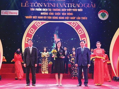 Phó Tổng giám đốc Lê Như Hoa, đại diện VietinBank nhận giải thưởng