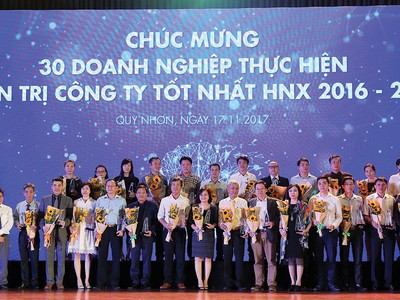 Năm 2018 là năm đầu tiên các DN phải tuân thủ quy chuẩn quản trị doanh nghiệp theo văn bản do Chính phủ ban hành. Trong ảnh, các DN được vinh danh QTCT tốt tại HNX