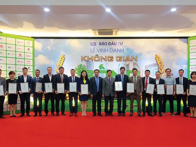 Tổng Biên tập Báo Đầu tư Lê Trọng Minh vinh danh các chủ đầu tư có dự án được độc giả bình chọn là “không gian sống chuẩn mực”