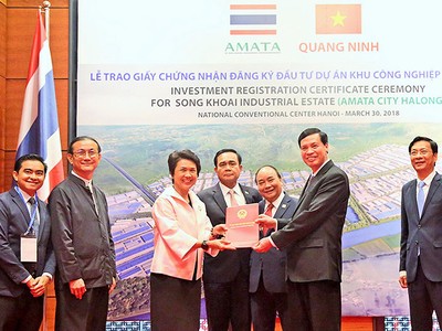 Ông Nguyễn Đức Long, Chủ tịch UBND tỉnh Quảng Ninh, trao giấy chứng nhận đầu tư cho nhà đầu tư. Ảnh: Mạnh Trường.