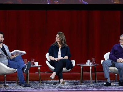 Bill Gates cùng vợ trong buổi giao lưu tại New York hồi tháng trước. Ảnh: CNBC.