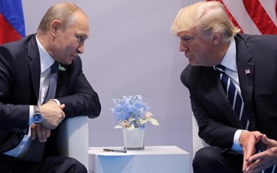Tổng thống Nga Putin (trái) và Tổng thống Mỹ Trump gặp nhau tại Đức năm 2017. Ảnh: Reuters.