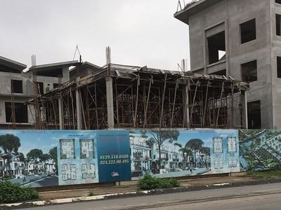 Đã quá 4 tháng kể từ quyết định đình chỉ thi công, chủ đầu tư dự án Khai Sơn Hill không xuất trình được giấy phép bổ sung, nhưng các biệt thự xây dựng không phép vẫn mặc nhiên tồn tại