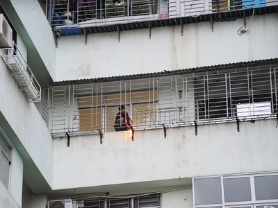 Nhiều người dân sống trong các tòa nhà chung cư đang lơ là với bà hỏa. Ảnh: Dũng Minh