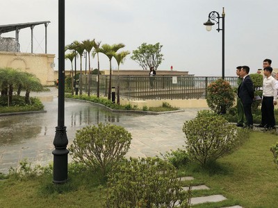 Cảnh sát PCCC cháy kiểm tra hệ thống bơm bù áp cung cấp nước chữa cháy trên tầng thượng tòa nhà Dự án D.’ Le Pont D’or - Hoàng Cầu. 