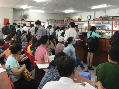 Người dân xếp hàng chờ nộp hồ sơ tại Chi nhánh Văn phòng đăng ký đất đai quận 9