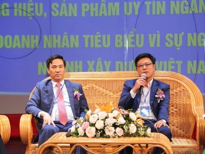TS. Trương Anh Tuấn, Chủ tịch HĐQT Tập đoàn Hoàng Quân (bên phải) giao lưu trực tiếp trên sân khấu chương trình “60 năm vinh quang ngành xây dựng Việt Nam