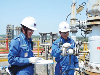 Tại Nhà máy Lọc dầu Dung Quất, các kỹ sư Việt Nam đang dần dần thay thế được “chất xám” ngoại
