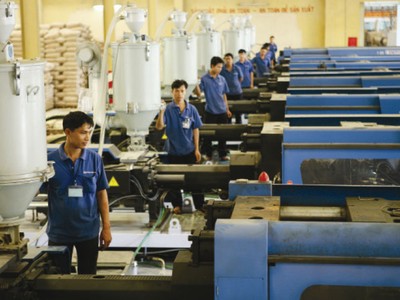 Doanh nghiệp niêm yết thúc tăng trưởng bằng lương thưởng hậu