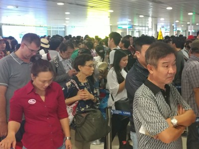 Người dân xếp hàng làm thủ tục hàng không sáng 29/4 tại sân bay Tân Sơn Nhất. Ảnh: H.B.