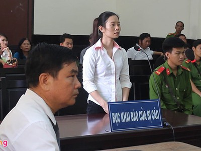 Bị cáo Trần Thị Tuyết tại phiên tòa sáng 27/4. Ảnh: M.A.