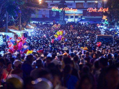 'Rừng người' chen chân chơi lễ ở Đà Lạt