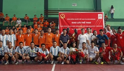 Giao hữu bóng đá cộng đồng người Việt tại Mozambique chào mừng ngày 30/4. Ảnh: ĐSQ