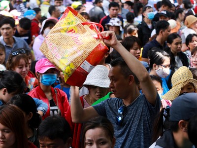 Người dân chen lấn vào Thảo Cầm Viên Sài Gòn chơi lễ